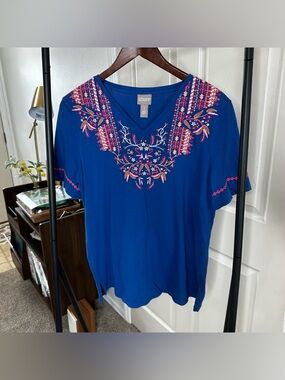 Chico's Royal Blue Short‑Sleeve V‑Neck Top with Pink & Coral Embroidery 🛞